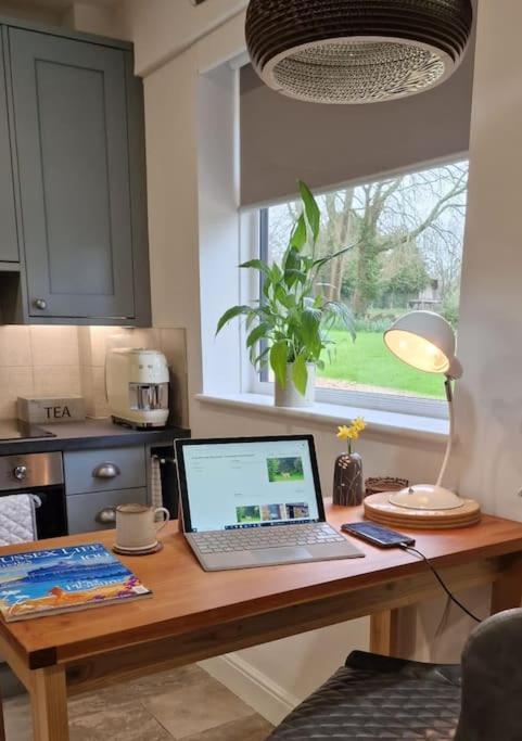 The Old Barn Annexe, Cosy Stay, Close Drive To City, Beach, South Downs & Goodwood Чічестер Екстер'єр фото